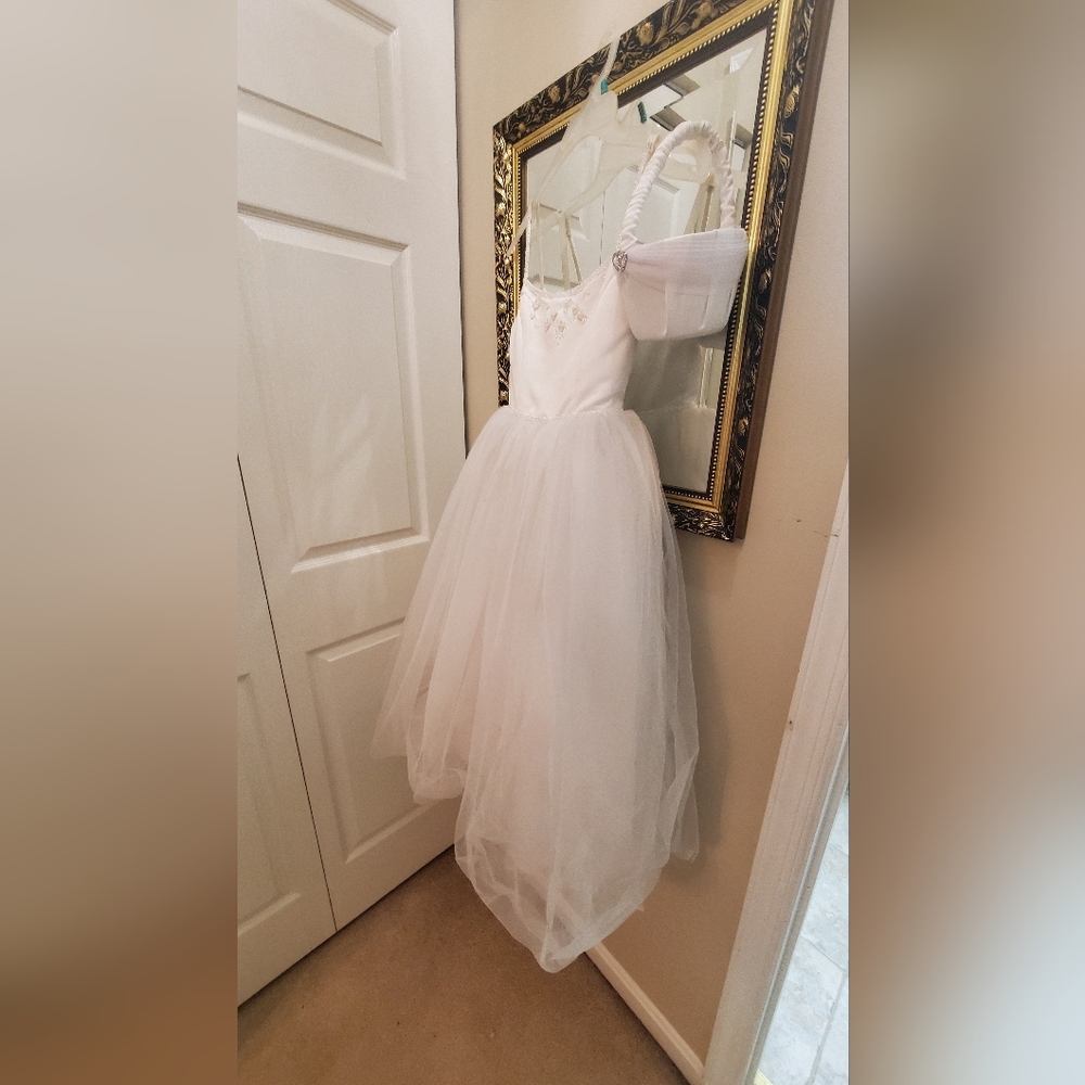 Girls White Flower Girl Wedding Communion Dress David's Bridal Size 6 w basket